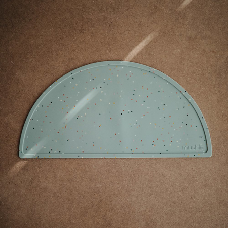 Mushie® Tovaglietta in silicone Cambridge Blue Confetti