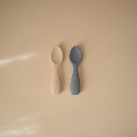 Mushie® Set di due cucchiai  in silicone Starter Tradewinds/Shifting Sand