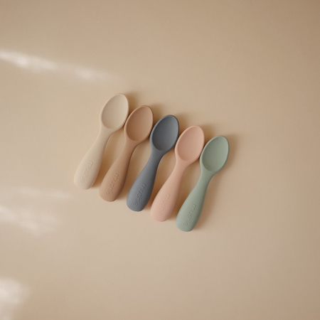Immagine di Mushie® Set di due cucchiai  in silicone Starter Natural/Shifting Sand