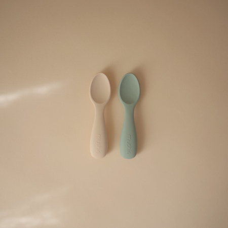 Mushie® Set di due cucchiai  in silicone Starter Cambridge Blue/Shifting Sand