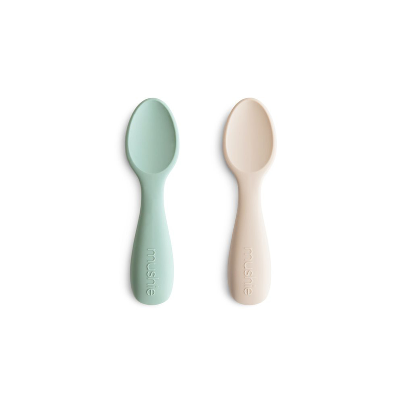 Immagine di Mushie® Set di due cucchiai  in silicone Starter Cambridge Blue/Shifting Sand