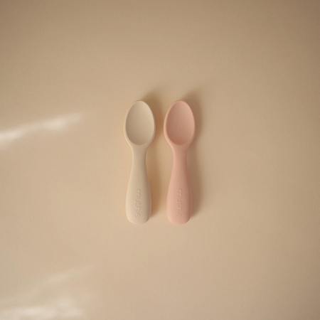 Mushie® Set di due cucchiai  in silicone Starter Blush/Shifting Sand